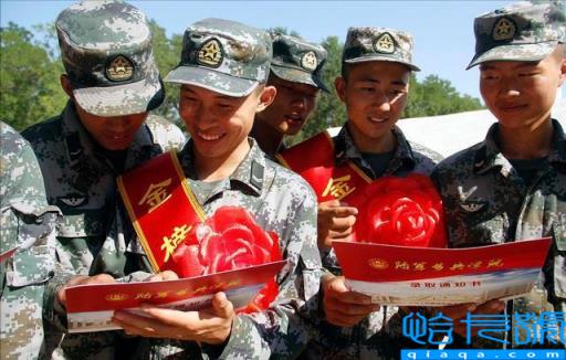 女兵两年能拿多少钱(女兵两年入伍福利待遇)