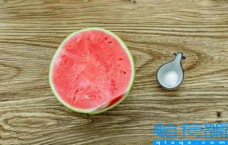 西瓜沾盐可以治疗嗓子发炎吗(西瓜沾盐可以治疗牙龈炎吗)