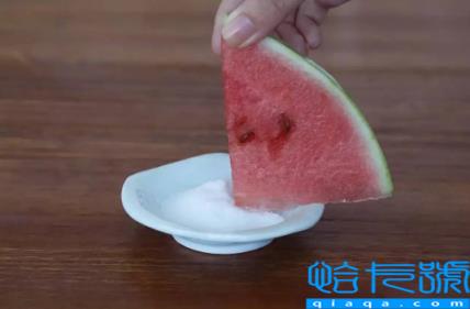 西瓜沾盐可以治疗嗓子发炎吗(西瓜沾盐可以治疗牙龈炎吗)