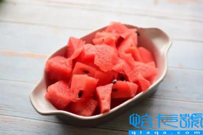 西瓜沾盐会拉肚子吗(吃西瓜撒盐会串稀吗)