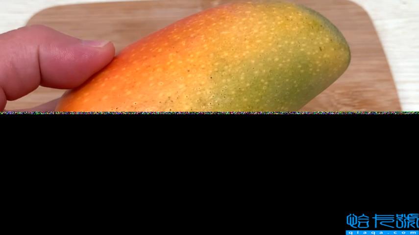 小芒果怎么剥皮吃方法图片（怎样剥芒果皮窍门）