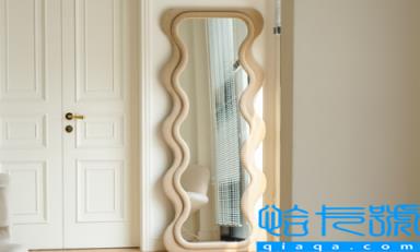 客厅安镜子会增加采光吗(客厅安镜子能对着吃饭桌子吗)