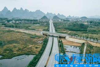 高速免费12点前上高速怎么算卡交给谁(高速免费12点前上高速怎么算)