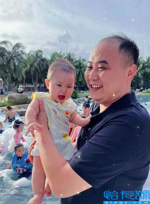 90后小伙有娃后被人认成爷爷引围观 被网友调侃为“爷孙俩”：本人回应