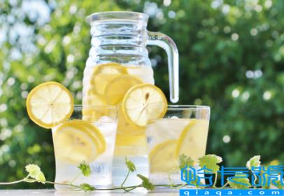 新鲜柠檬泡水可以隔夜喝吗(新鲜柠檬泡水过夜了还能喝吗)