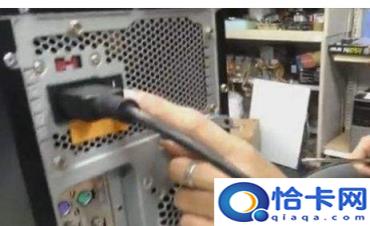 电脑用u盘启动后黑屏(用u盘启动电脑时黑屏怎么回事)